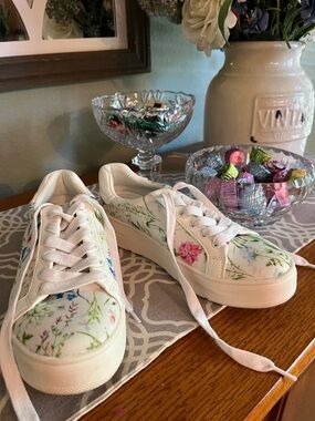 Baretraps canvas like shoes 6.5 M EUC!!